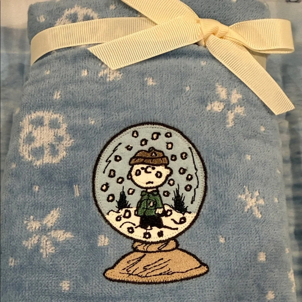 NWT Peanuts Snoopy Winter Scene Hand Towel Set of 2